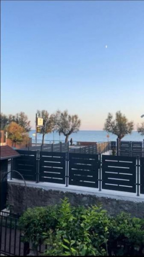 Casa sul mare+Posto auto+Giardino+WiFi Terracina